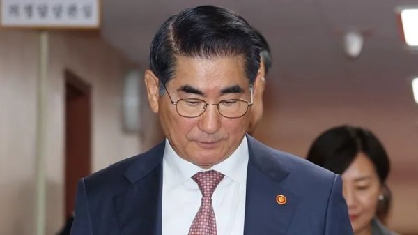 10倍杠杆配资平台 韩国总统府被搜查！前国防部长在拘留所卫生间用衣服结绳企图自杀！韩警察厅厅长被逮捕